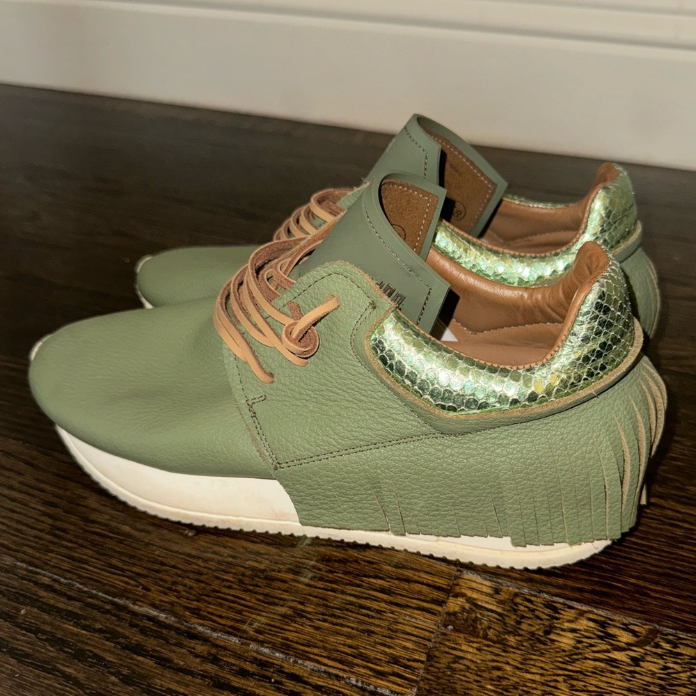 Esseutesse Fringe Sneakers